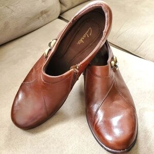 Clarks Brown Leather Clogs Heels Shoes Side Zipper Women’s 8.5M